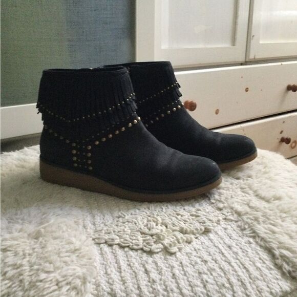Ugg Sz 7 black fringe boots w rubber wedge sole - Picture 6 of 10